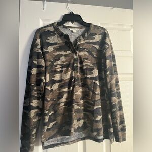 Women's Camo long sleeve Top Size Small